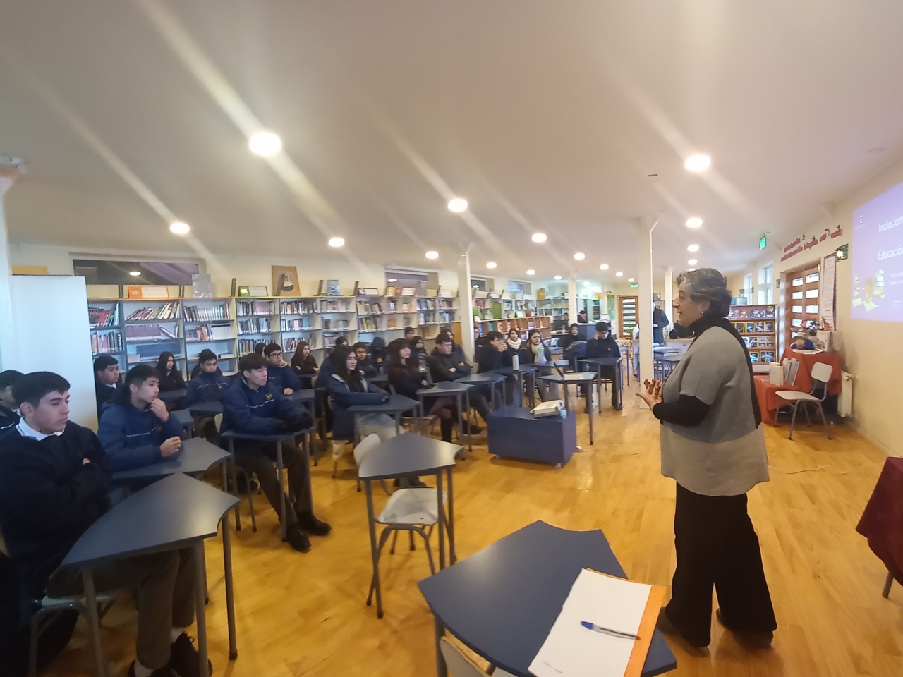 Taller de Educación Financiera Equipa a Estudiantes del Colegio Sagrada Familia con Habilidades Cruciales para su Futuro.