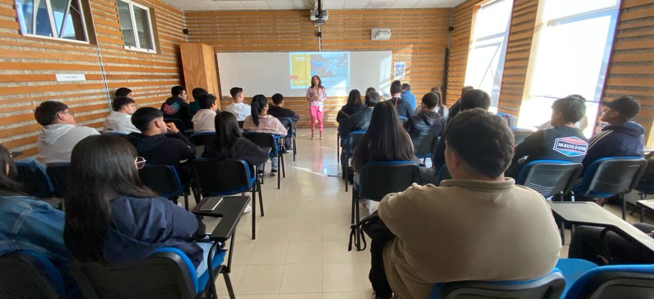 Docentes realizan la bienvenida a los estudiantes de las carreras de Ingeniería Comercial y Contador Público y Auditor.